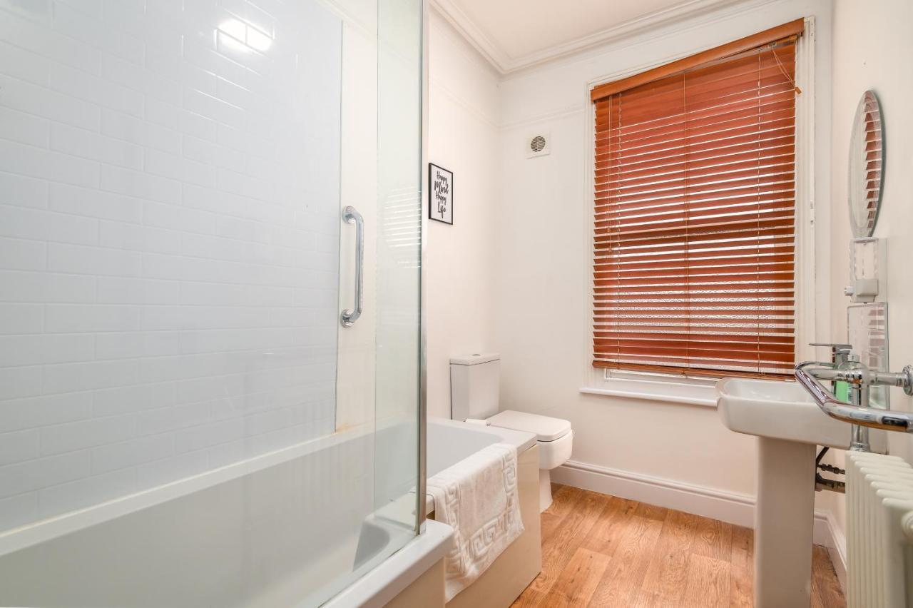 Spacious Contractor House For Large Groups - Private Parking Northampton Dış mekan fotoğraf