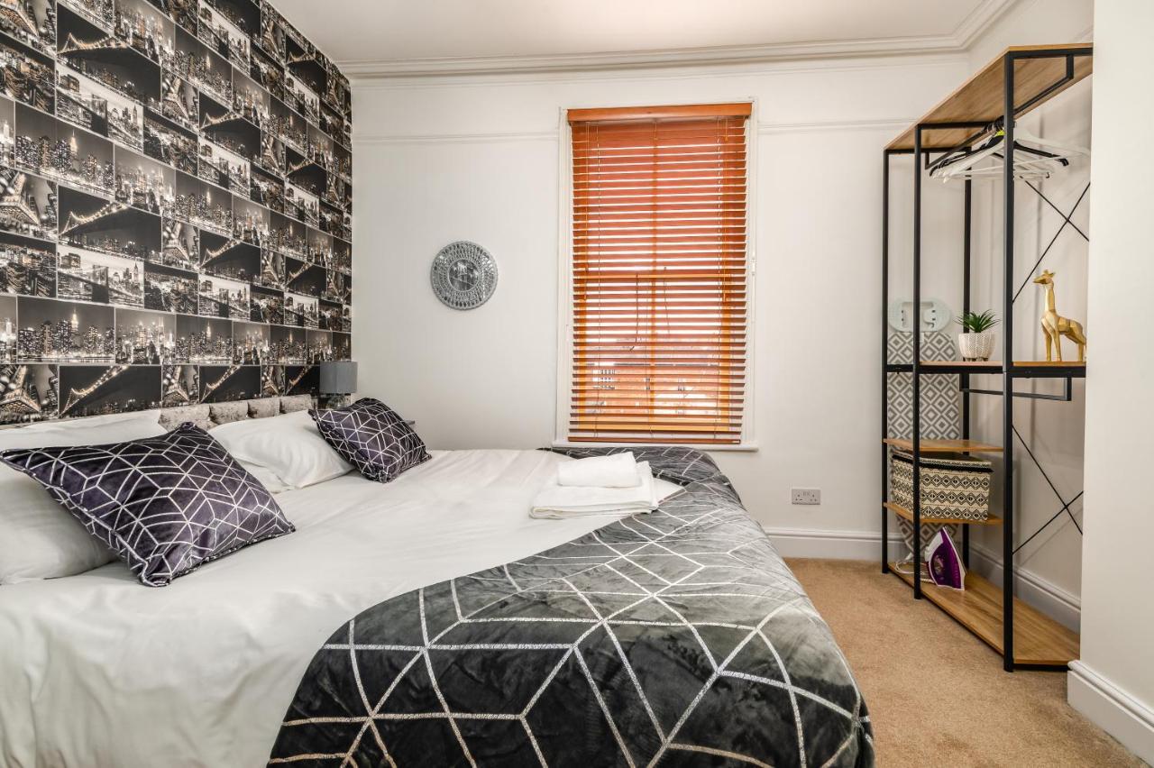 Spacious Contractor House For Large Groups - Private Parking Northampton Dış mekan fotoğraf