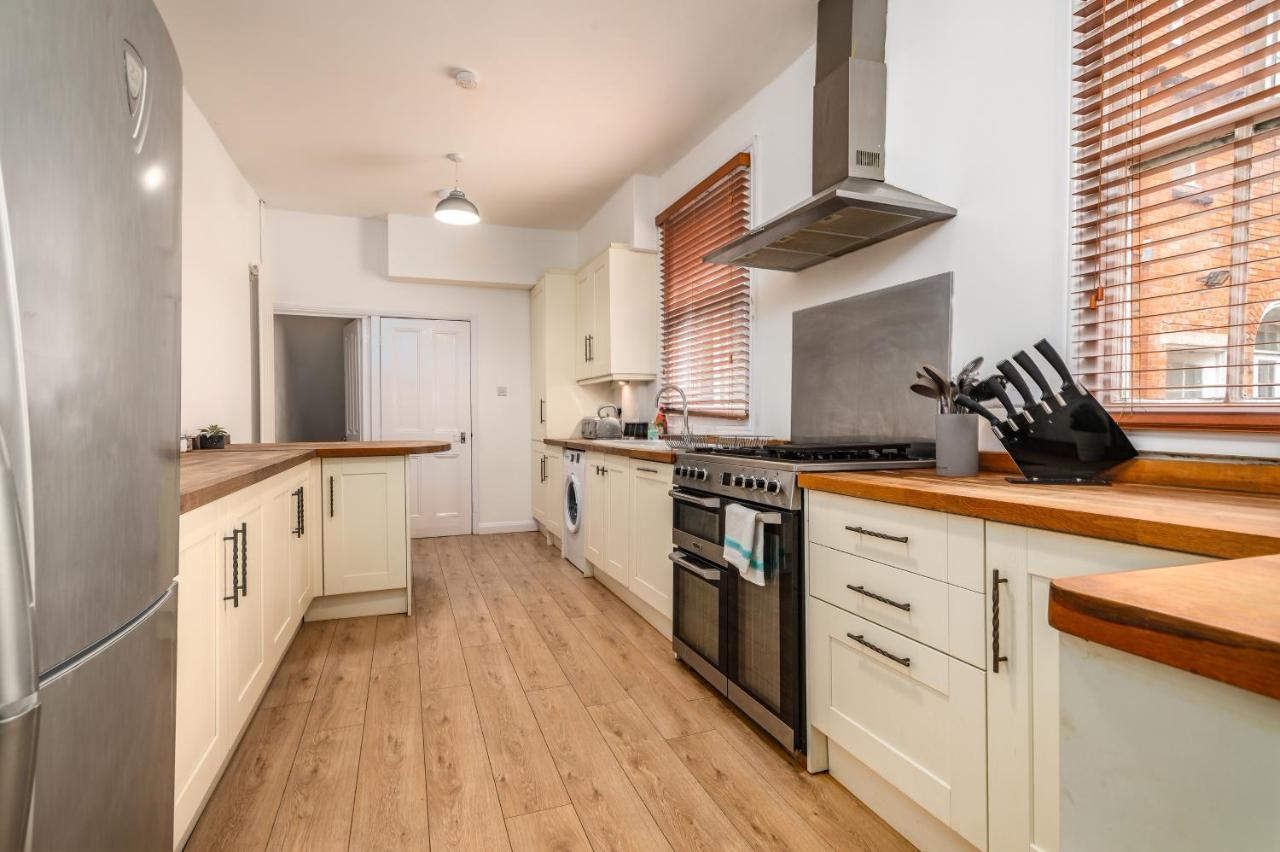Spacious Contractor House For Large Groups - Private Parking Northampton Dış mekan fotoğraf