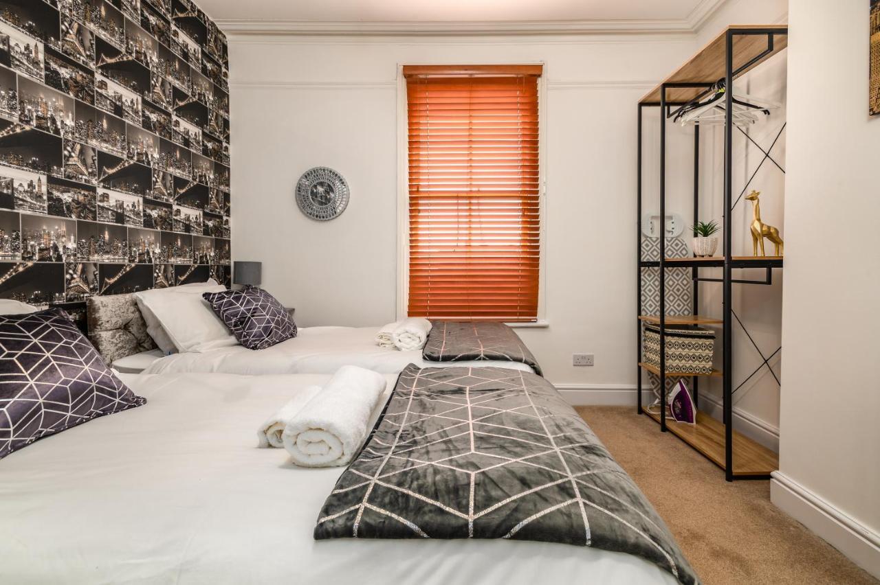 Spacious Contractor House For Large Groups - Private Parking Northampton Dış mekan fotoğraf